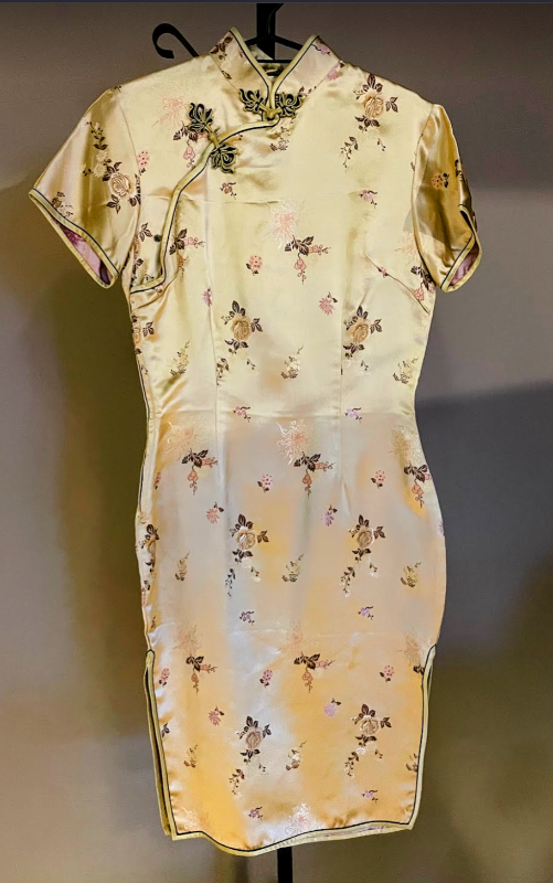 Asískur satínkjóll, gylltur