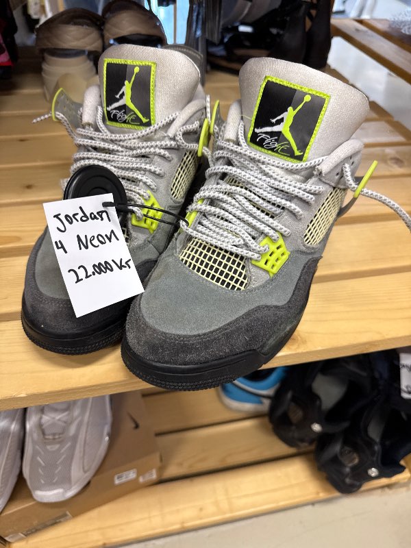 Jordan 4 neon
