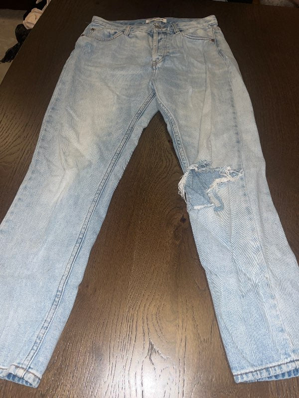 Bláar rifnar gallabuxur