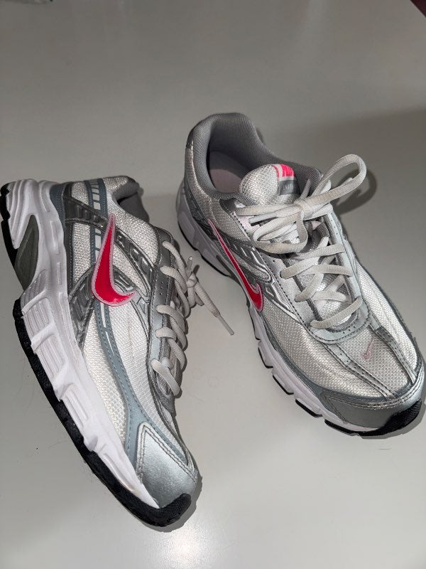 Nike initiator bleikir