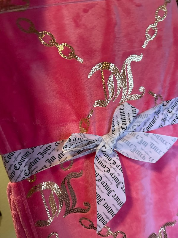 Juicy Couture bleikt teppi