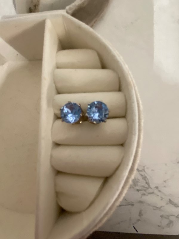 Bláir demanta eyrnalokkar