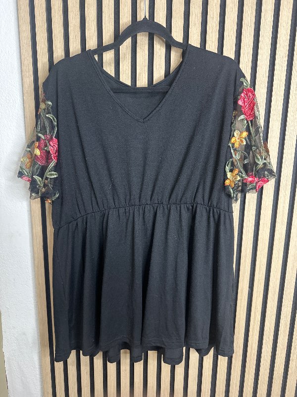 Svört blússa m blómum