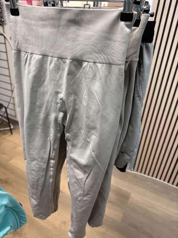 Gráar iþrottabuxur