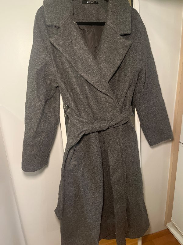 GinaTricot grá kápa