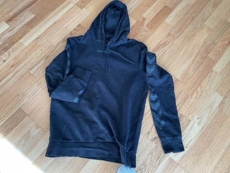 Svört hettupeysa hummel