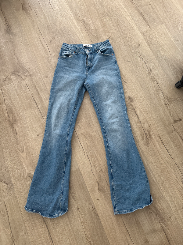 Ljósláar denim gallabuxur