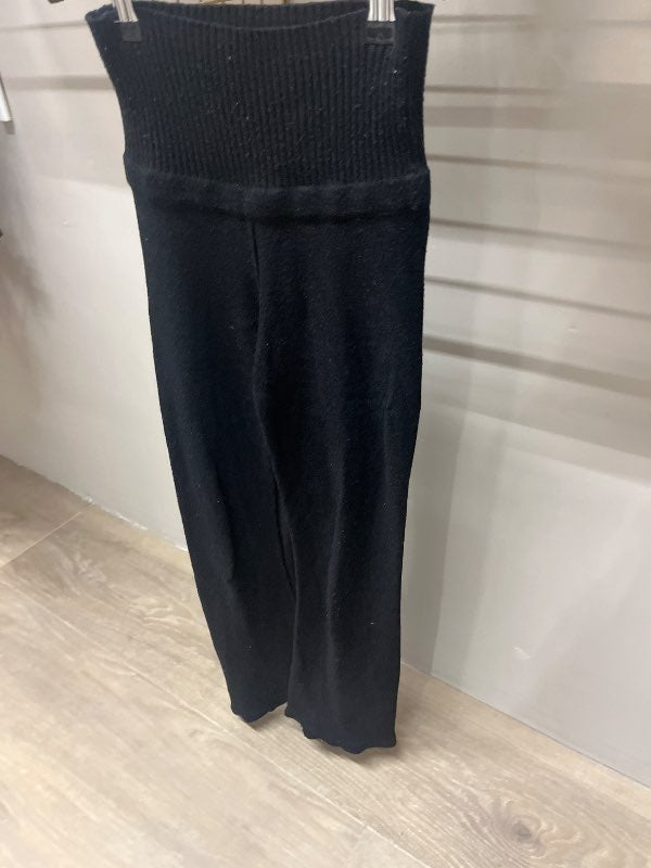 Svartar útvíðar buxur