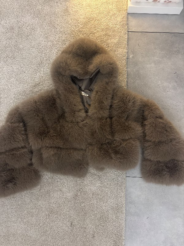 Brúnn pels með hettu