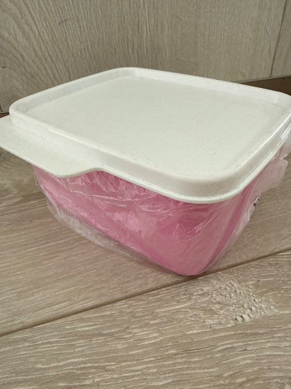 Tupperware box bleik