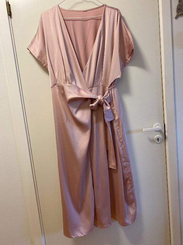 Bleikur satín kjóll