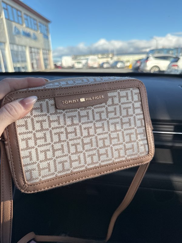 Tommy Hilfiger taska