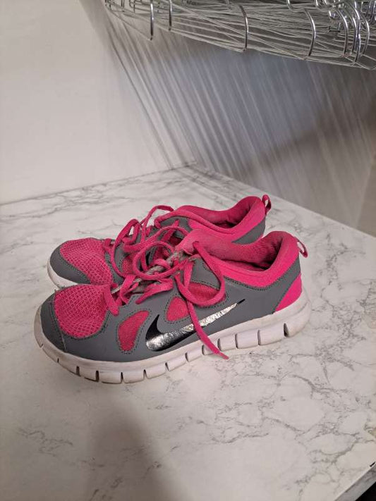 # Strigaskór NIKE bleikir/gráir