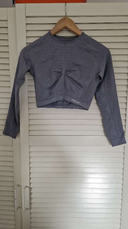 Gray crop top, strong point