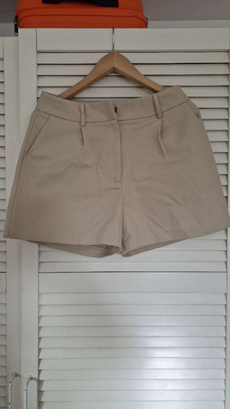 Beige shorts, Amsiu