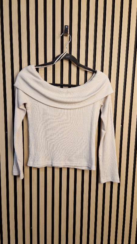 Beige off-shoulder peysa