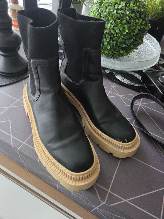 Svartir Boots með Tan botni