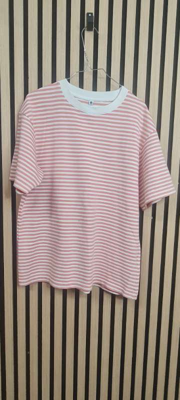 uniqlo, röndótt bl/hv T-bolur
