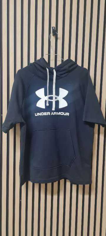 UNDER ARMOUR, T-hettupeysa