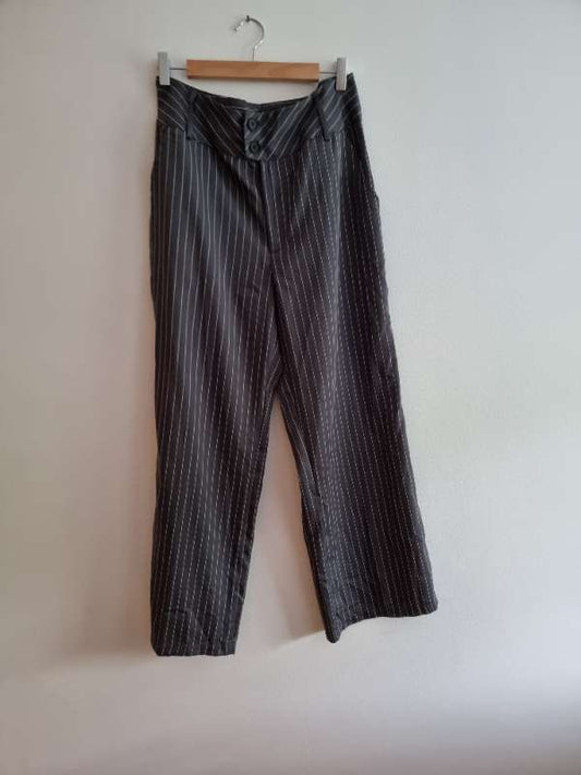Gráar pinstripe buxur