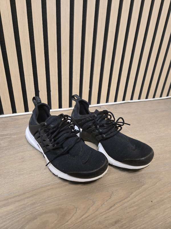 NiKE svartir