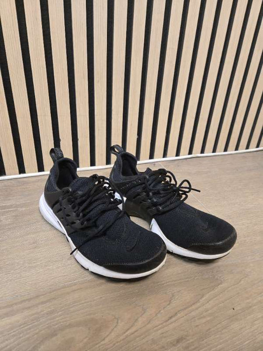 NiKE svartir