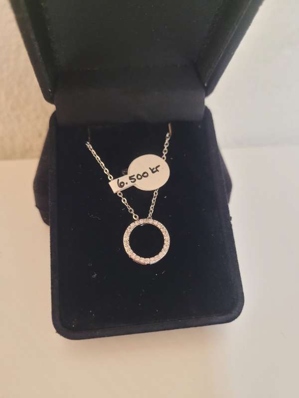 Silfurhálsmen Hringur m/Zirkonsteinum