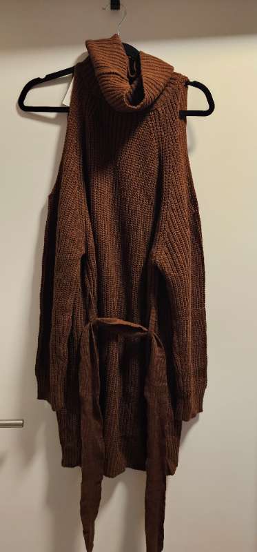 Brún peysa berar axlir L