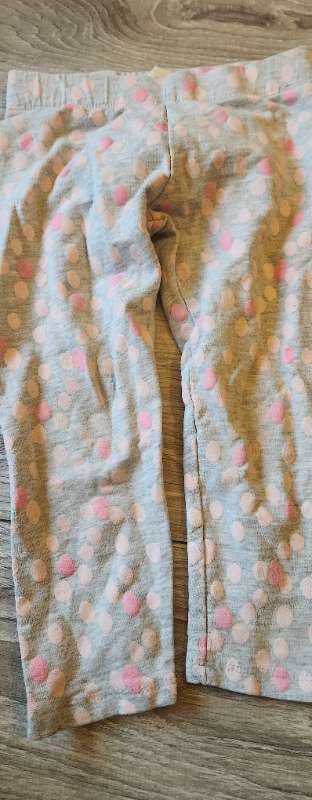 Buxur gráar með doppum