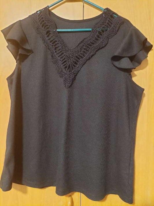 Svartur með blúnduhálsmáli