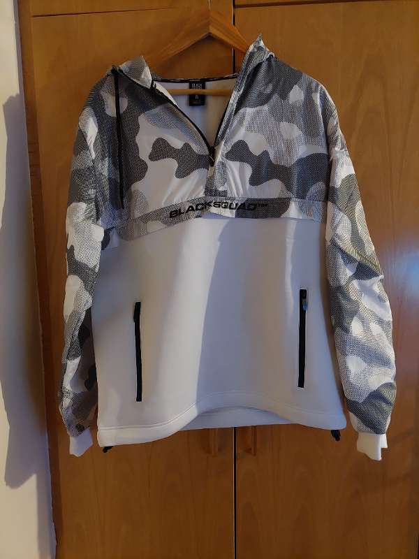 Hvít peysa með hettu