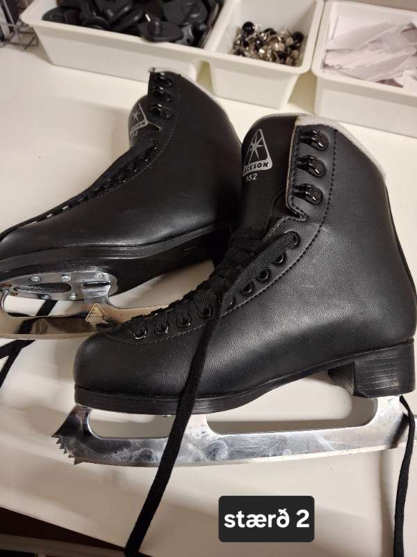 Jackson skautar svartir