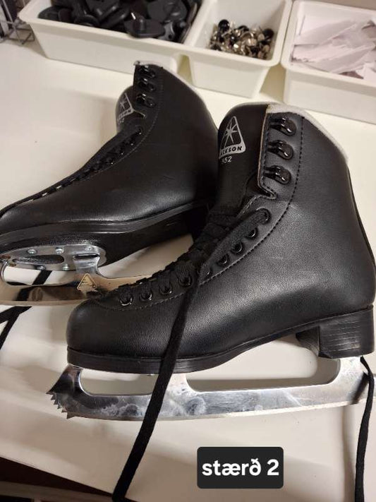 Jackson skautar svartir