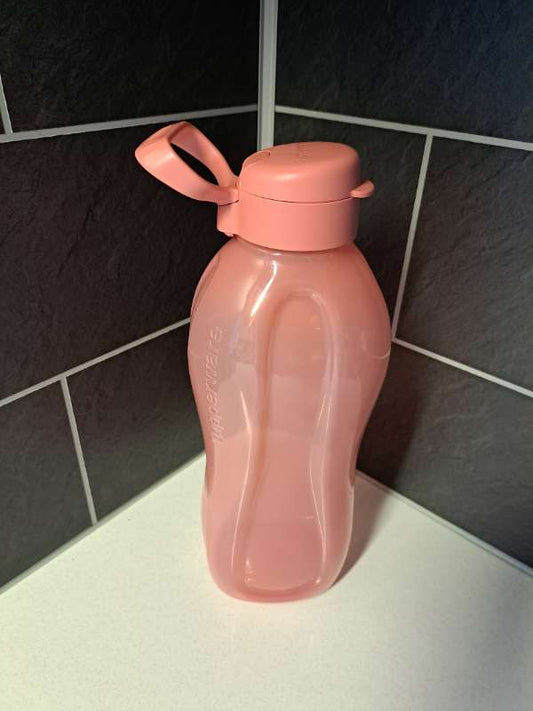 Tupperware flaska smellutappa og handfangi