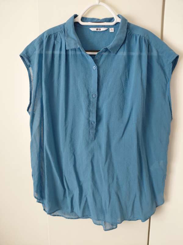 Blár ermalaus blússa Uniqlo