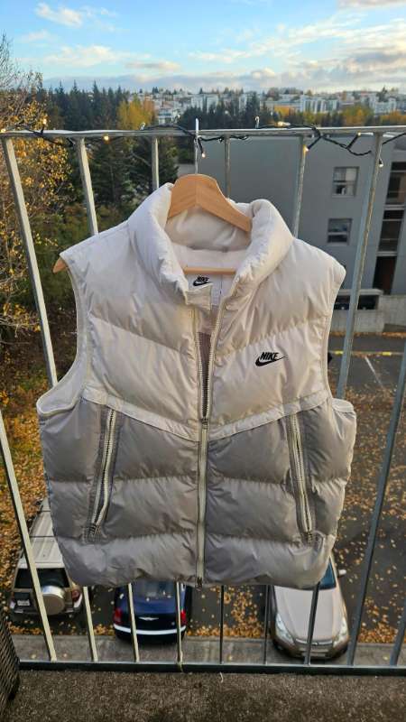 Nike hvítt/grátt dúnvesti