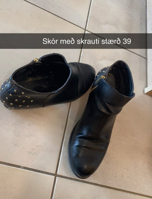 Skór með skrauti