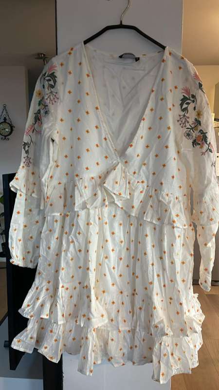 Asos kjóll með blómaermum