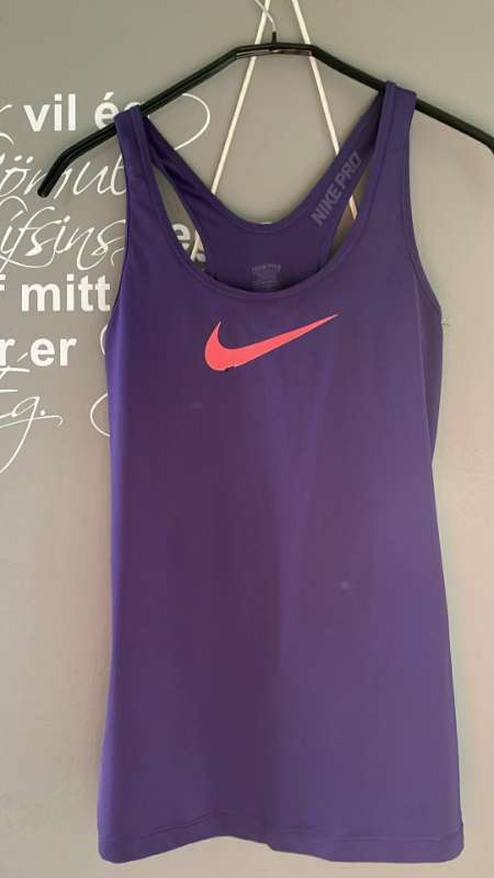Nike Pro fjólublár bolur