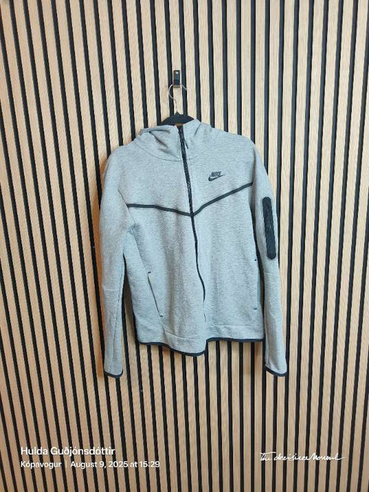 Nike tech hettupeysa