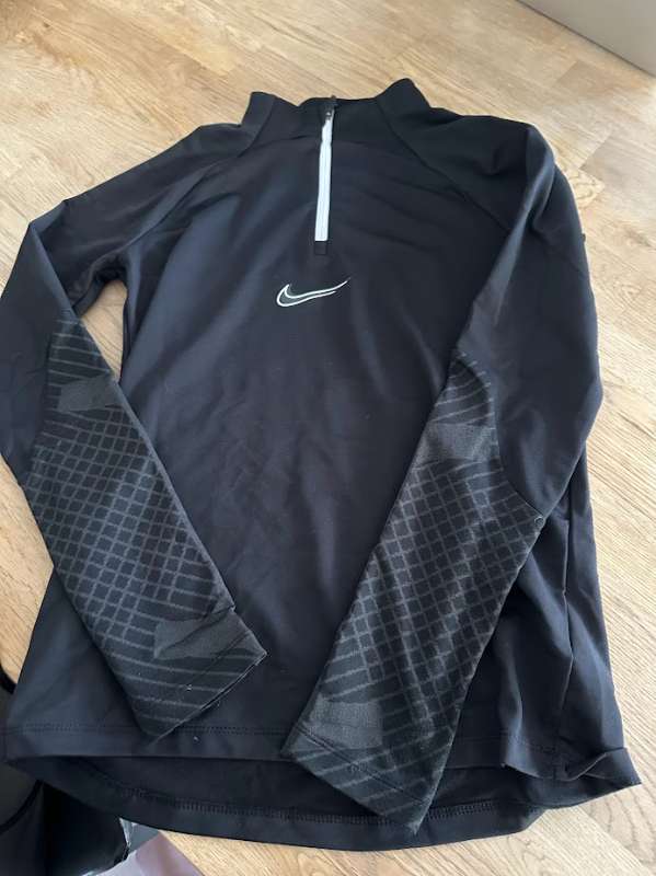 Nike dryfit peysa