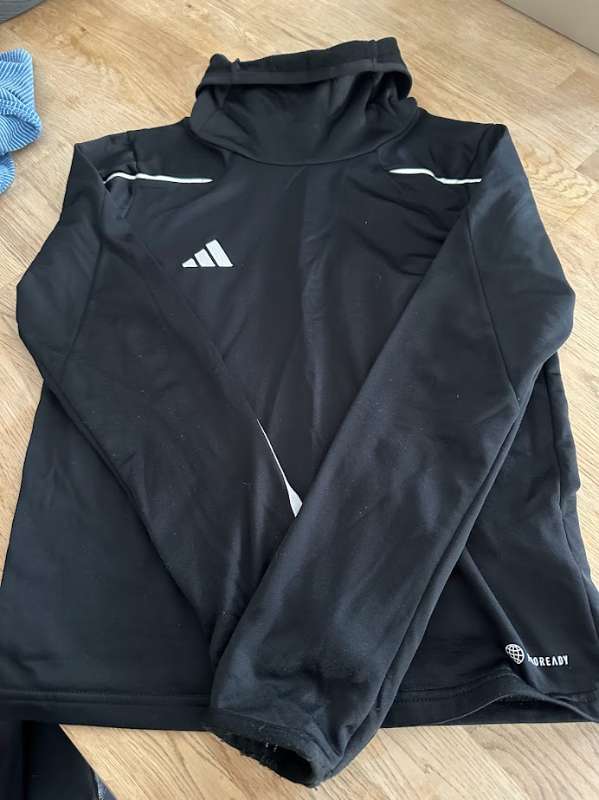 Adidas svört peysa