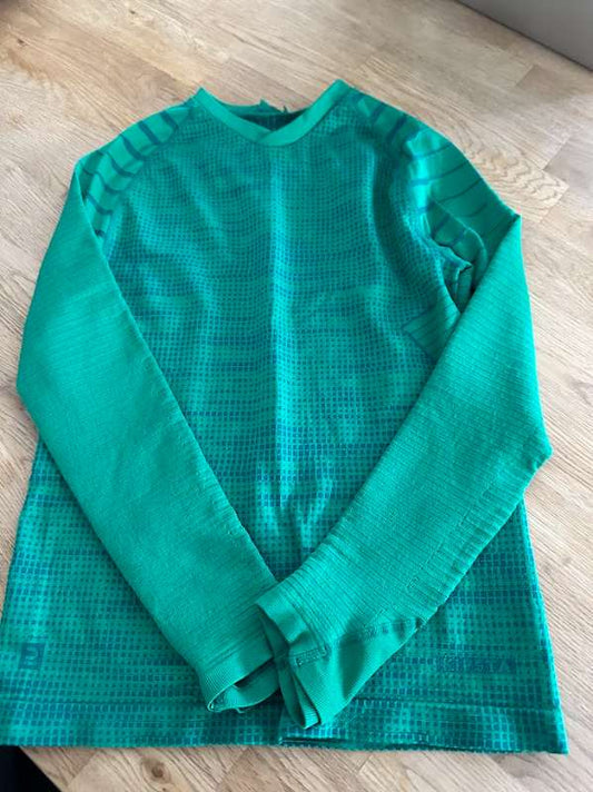 Græn innanundir peysa