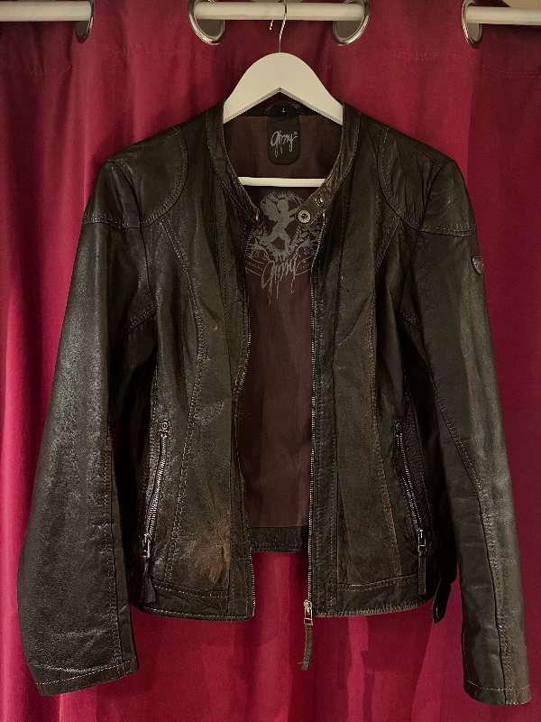 Brúnn leðurjakki, Gipsy