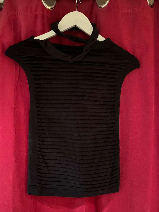 Svartur teygjanlegur kjóll