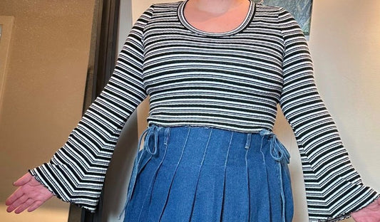 Röndótt crop peysa