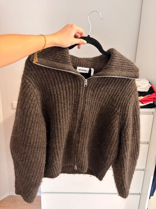 Peysa frá Weekday SBS