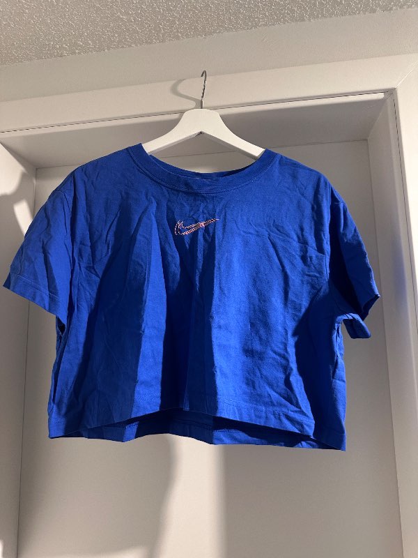 NIKE, Blár Magabolur