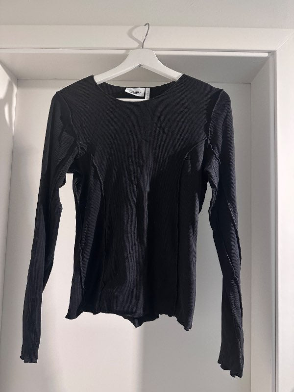 Weekday, Svartur Bolur