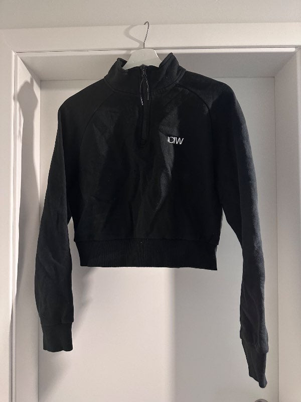 ICIW, Svört Hálf Rennd Peysa